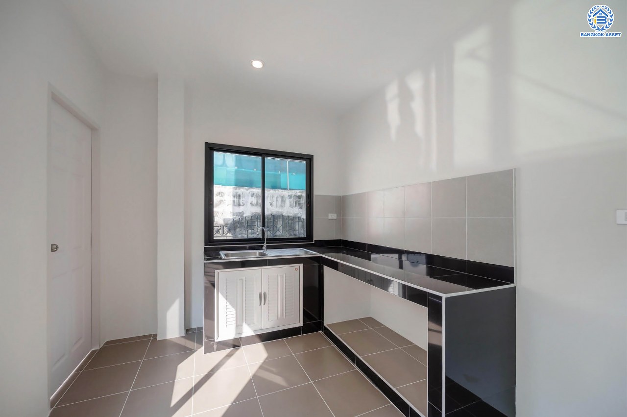 บ้านมือสองตกแต่งใหม่ โครงการ ซอยนวนิช ปากเกร็ด เนื้อที่ 45 ตร.ว. พื้นที่ใช้สอยมากกว่า 164.5 ตร.ม. พร้อมฟังก์ชัน 3 ห้องนอน 3 ห้องน้ำ 1 ห้องอเนกประสงค์ จอดรถได้ 1 คัน บนทำเลเมือง ใกล้เซ็นทรัลแจ้งวัฒนะ จุดขึ้นทางด่วน "แจ้งวัฒนะ" และรถไฟฟ้าสายสีชมพู "สถานีเลี่ยงเมืองปากเกร็ด"...